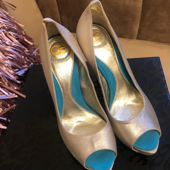 Aennis Eunis Calligraphy Gold Pumps - Picture 3 of 7